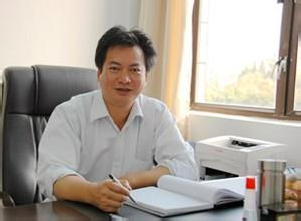 张师超教授在办公室的照片